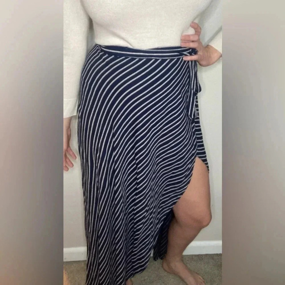 Reformation Nessy Wrap Skirt Size Medium Navy Cream Striped - Picture 2 of 11